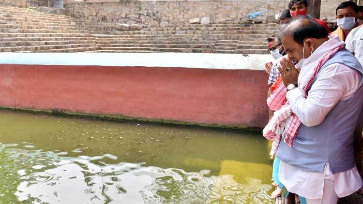 BJP leader Himanta Biswa Sarma performs rituals during offering prayer at Kamakhya temple before the swearing-in ceremony in Guwahati on Monday