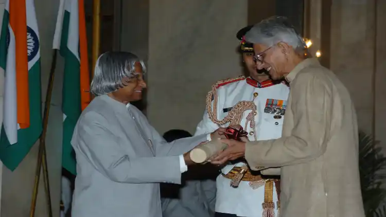 Obaid Siddiqui receiving Padma Vibhushan from thePresident