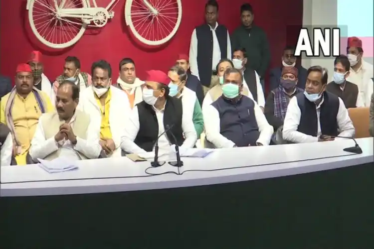 Dara Singh Chauhan (sitting on the right of Akhilesh Yadav) joining Samajwadi Party.