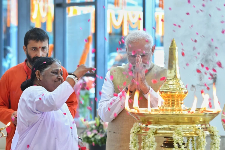 Prime  Minister Narendra Modi and Mata Amritanandamayi inaugurating the hospital