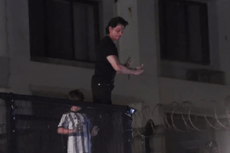 Shah Rukh Khan's Fans Set Guinness World Record By Performing His Signature  Pose Outside Mannat – Startup Pakistan