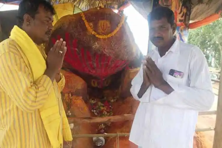 Syed Masthan (Right) inside the temple (Pic Credit: Telangana Today)