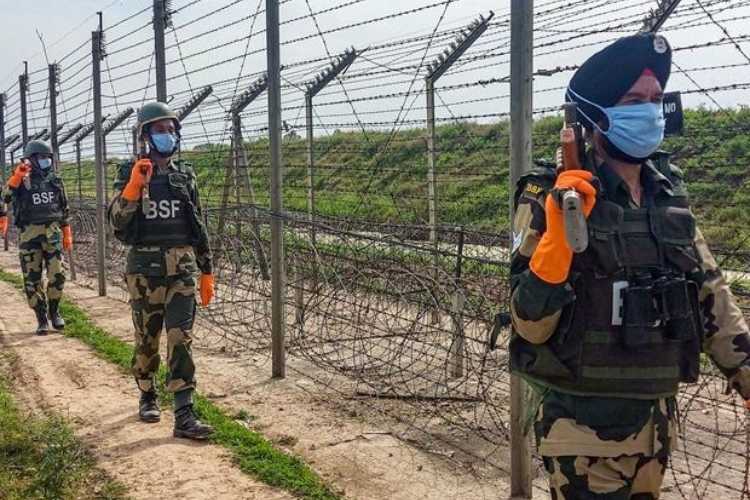 File image of BSF personnel patrolling the IB in Punjab 