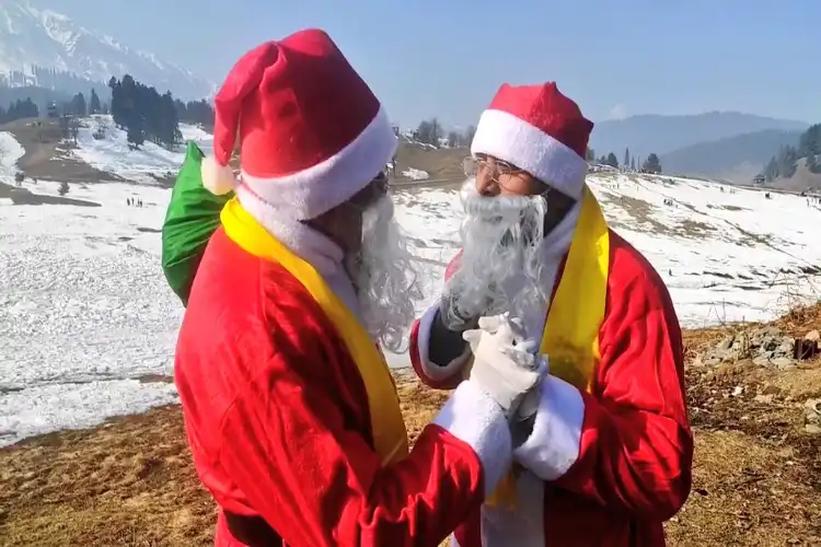 Two men dressed as Santa Clauses in snow-clad Gulmarg, Kashmir (Twitter) 