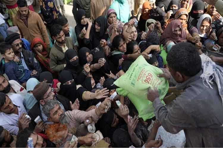 People rush to buy wheat flour in Pakistan