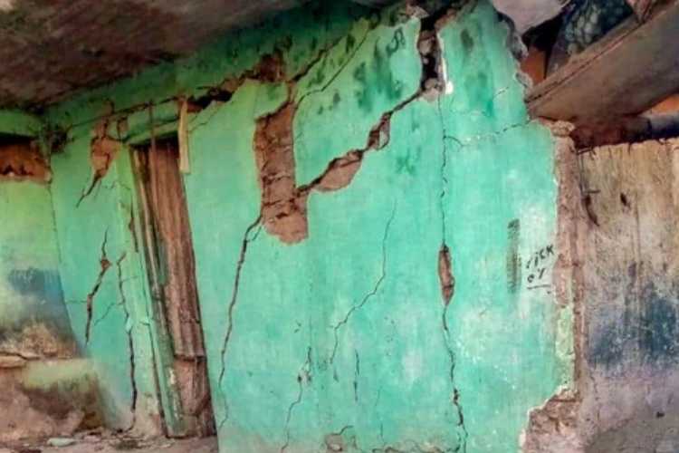 Cracks in a house in Joshimath 