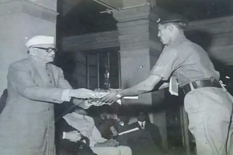 An armyman Mohammad Khan receiving his Arjuna award from the then President S D Sharma (Twitter Kayamkhani samaj), 