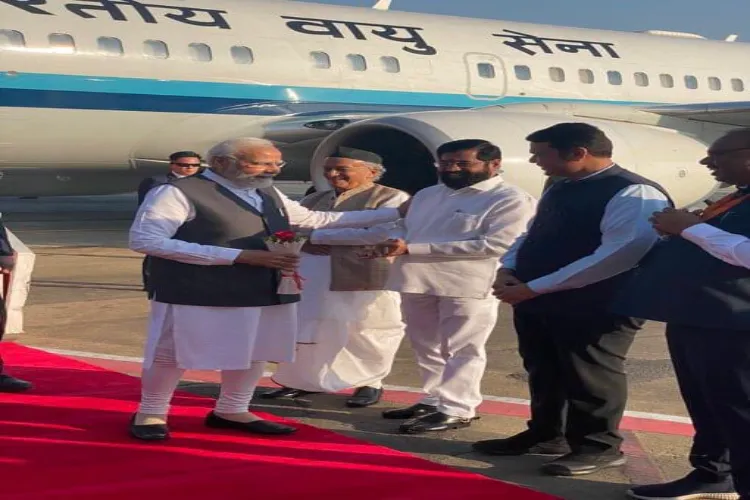 Prime Minister Narendra Modi being received at Mumbai airport by the Maharashtra Governor, Chief Minister and Deputy Chief Minister