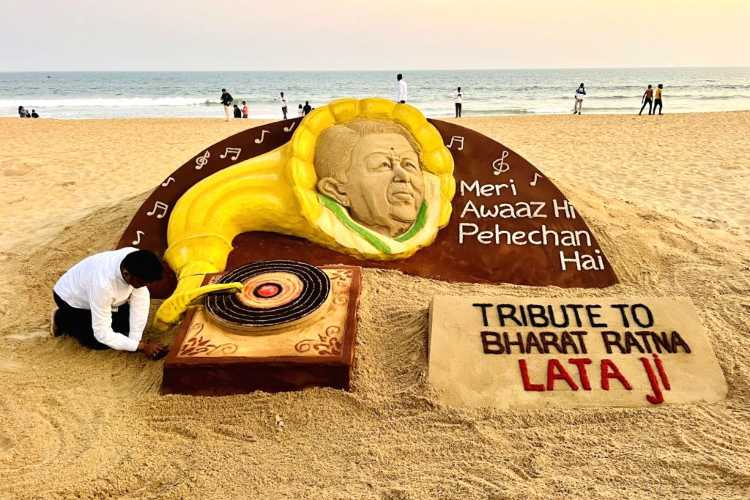 Sand art creation by Sudarsan Pattnaik on Lata Mangeshkar's first death anniversary