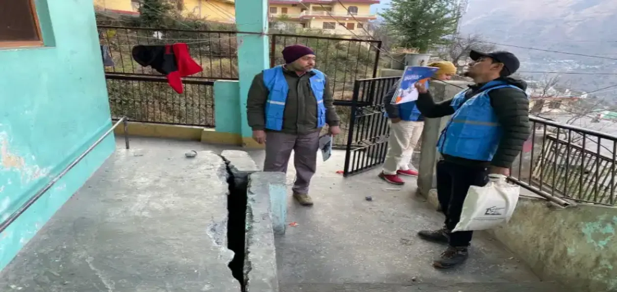 Aamir Jamal and SBF volunteers in a sinking house in Joshimath 