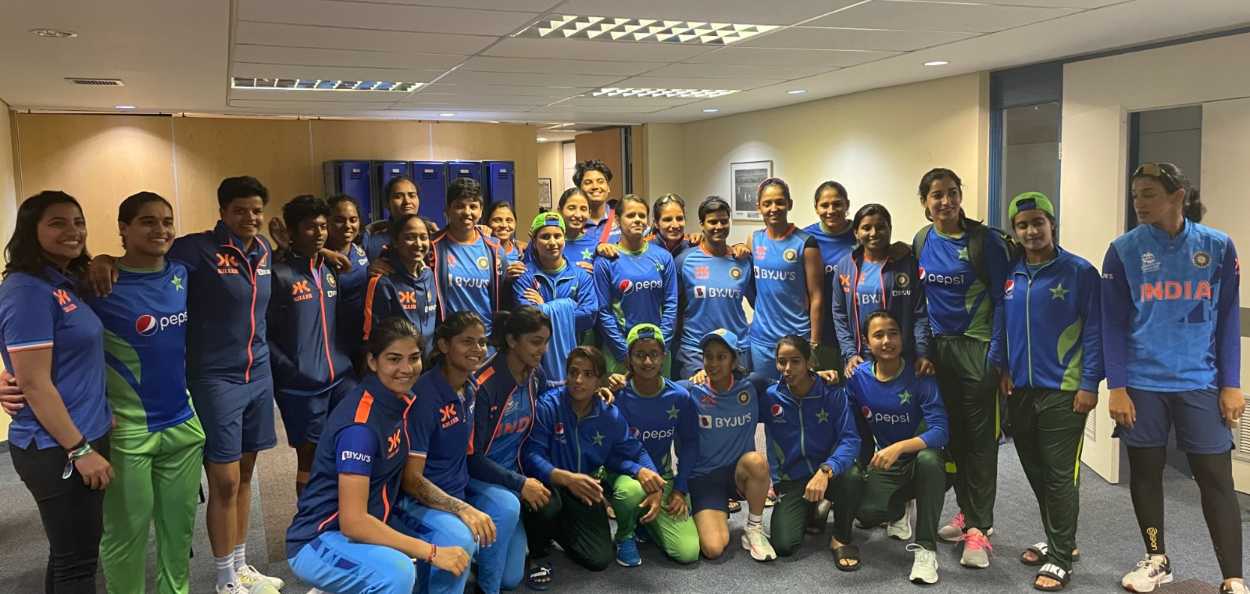 India and Pakistan players pose for a group photo after their WC match