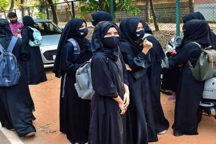 कर्नाटक में परीक्षा के दौरान हिजाब पहनने की इजाजत नहीं Hijab not allowed during exams in Karnataka