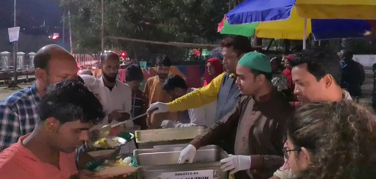 Volunteers of Raindrop Initiative distributing free food at the GMCH 