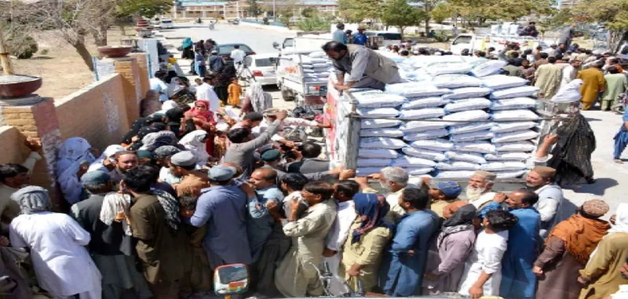 PakistaniS anxiously seeking their share of free flour in Karachi (Image Courtesy: The express Tribune)