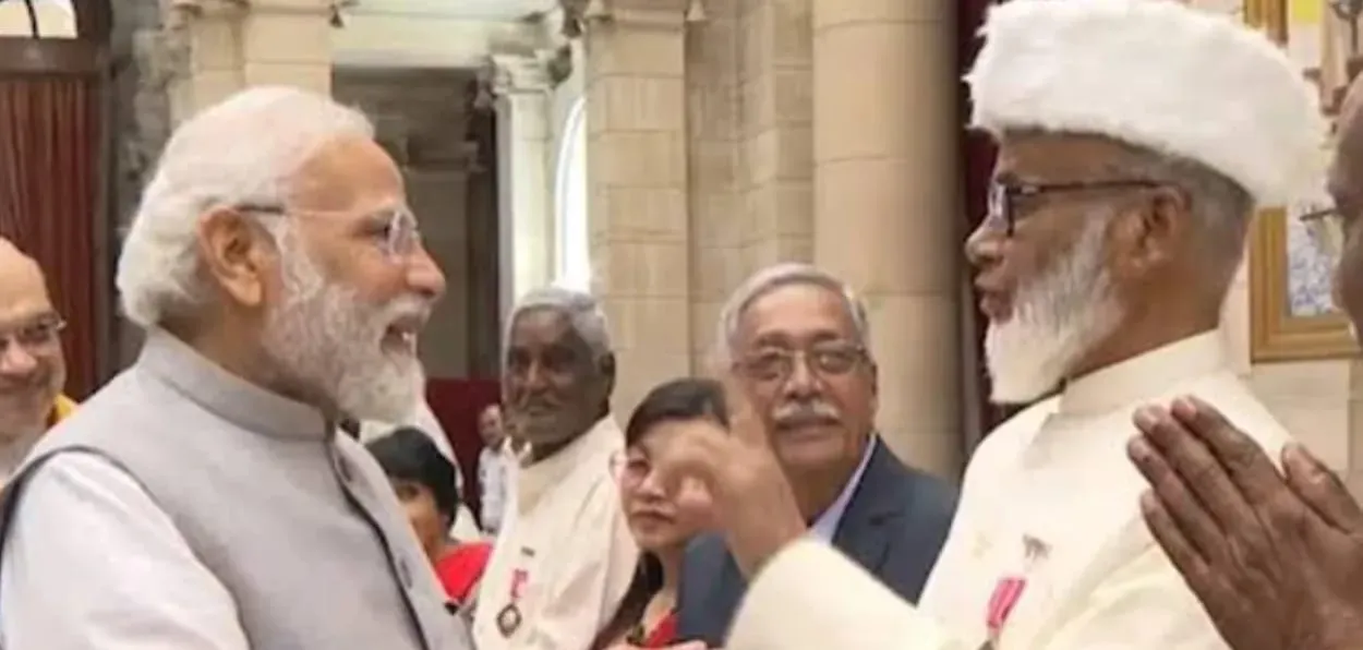 Padam Shri Shah Rasheed Ahmed Quadari speaking with Prime Minisrer Narendra Modi