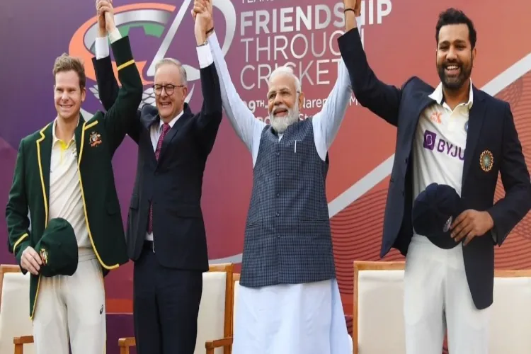 Prime Ministers Naredra Modi and Anthony Albanese with Captains of Indian and Australian team