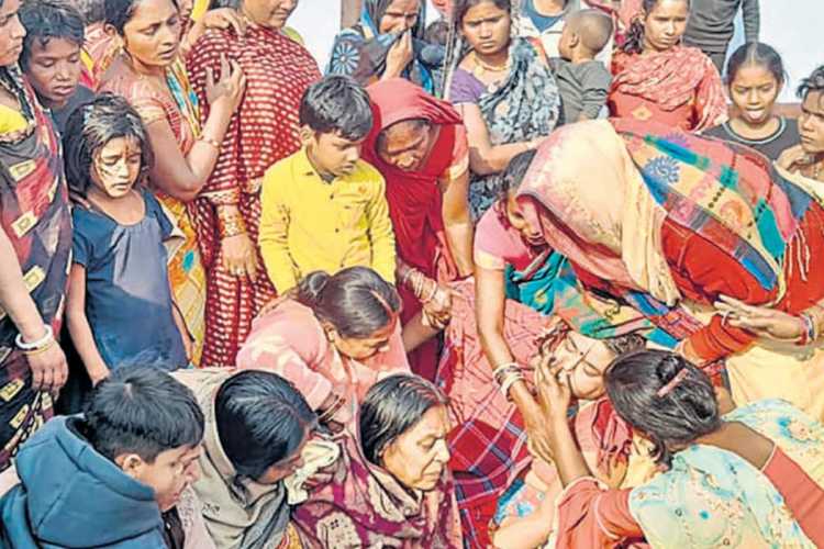 Relatives of a hooch tragedy victim in Bihar