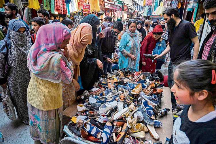 Eid shopping reaches feverish pitch in J&K's Srinagar