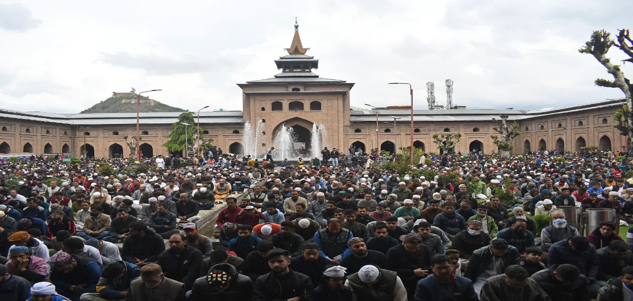 Muslims saying prayers on Jumat-ul-Vida (Last Friday of Ramazan) In Srinagar's Jama Masjid (Basit Zargar) 