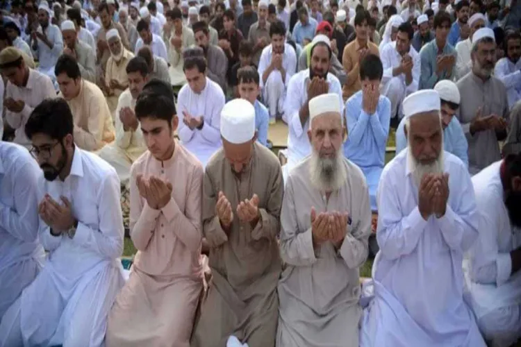 People offering namaz during Eid-ul-Fitr