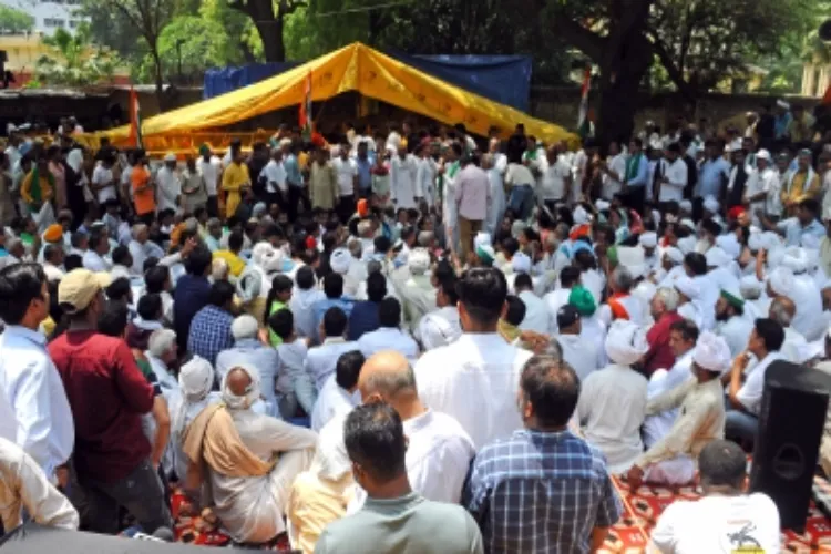 Khap representatives from Haryana, Rajasthan, and western U.P along with farmers, at Jantar Mantar