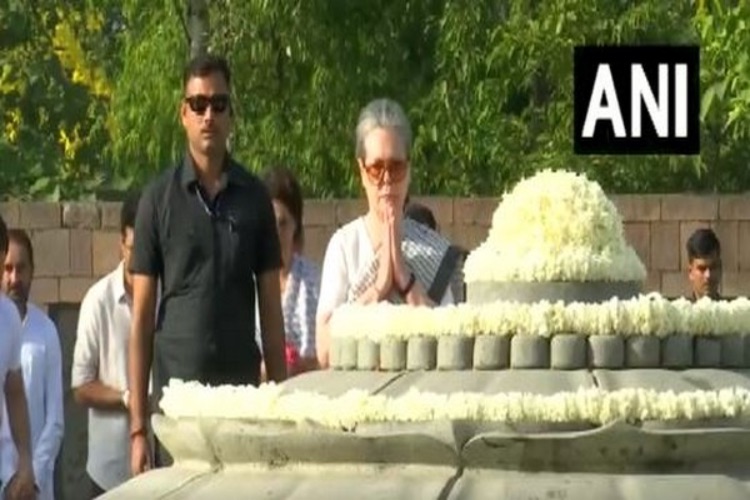 Sonia Gandhi paying homage to Rajiv Gandhi on death anniversary 