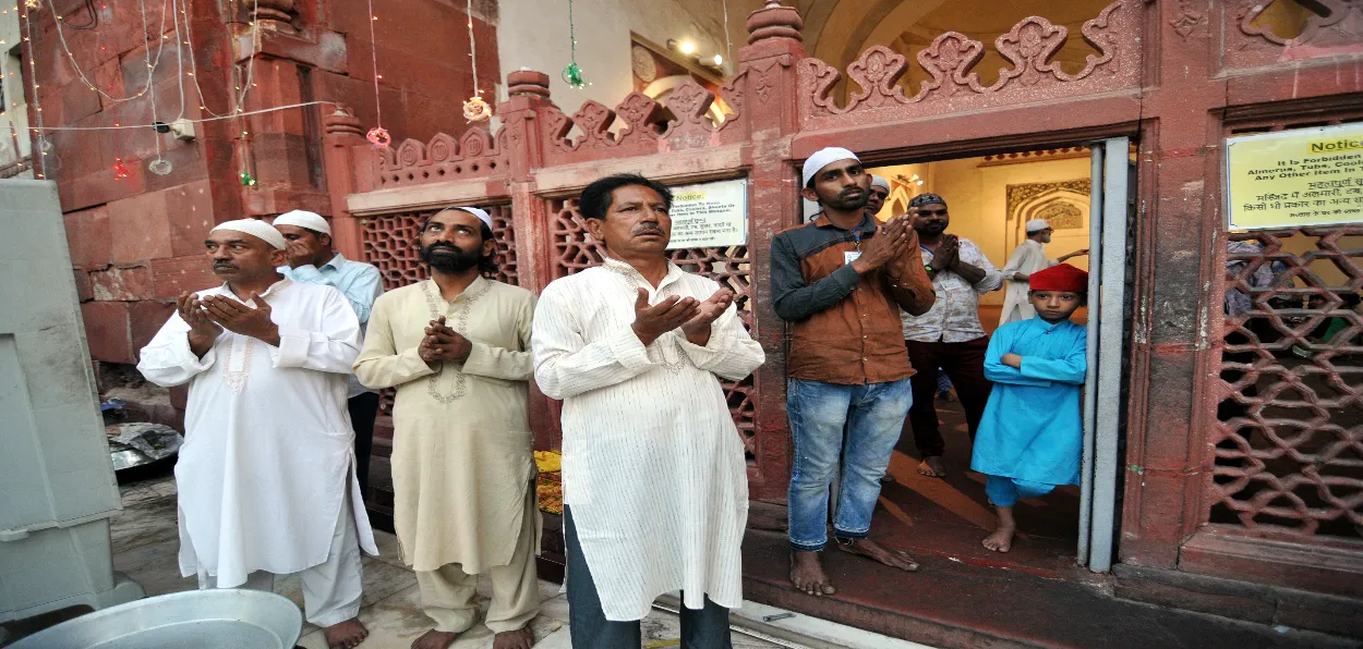 Muslim offering prayers at the shrine of Nizamuddin Auliya in New Delhi during Ramazan (Photos: Ravi Batra)