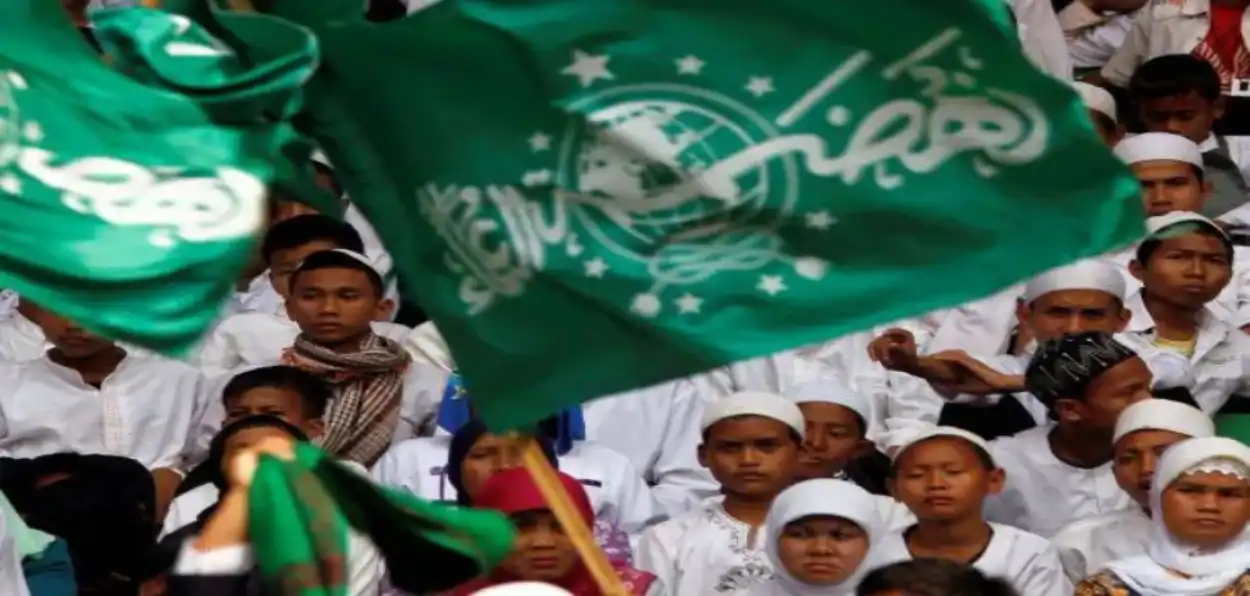 Indonesian Children holding the flag of Nahdlatul Ulama 