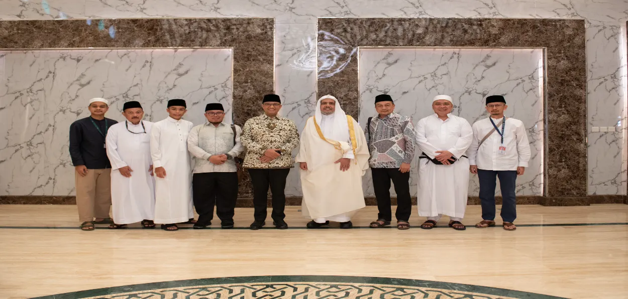 Dr Sheikh Muhammad bin Abdulkarim Al-Issa with Indonesian leaders