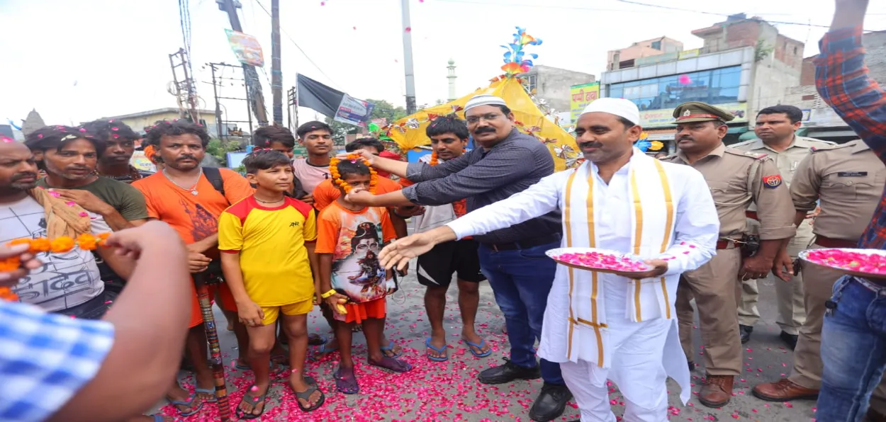 Muslims greeting Kanwars (Pilgrims) who are returning from the pilgrimage to River Ganga