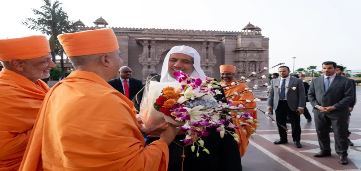 Dr. Mohammed bin Abdulkarim Al-Issa being welcomes at the Akshardham temple