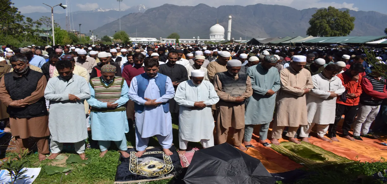 Muslims offering Namaz at Hazartbal Shrine in Srinagar, Kashmir (Basit Zargar)