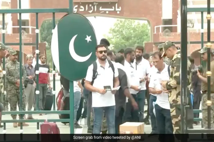 Members of the Pakistan Hockey team entering India via Attari-Wagah border