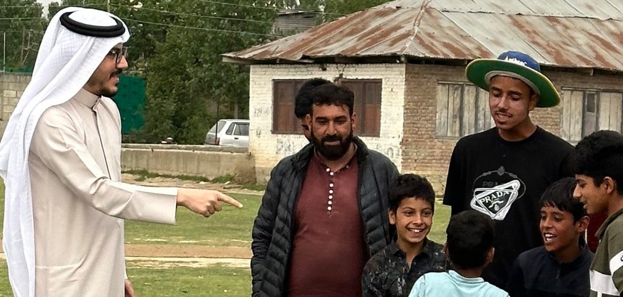 British-Arab influencer Ajmad Taha interacting with children in Kashmir (Twitter)