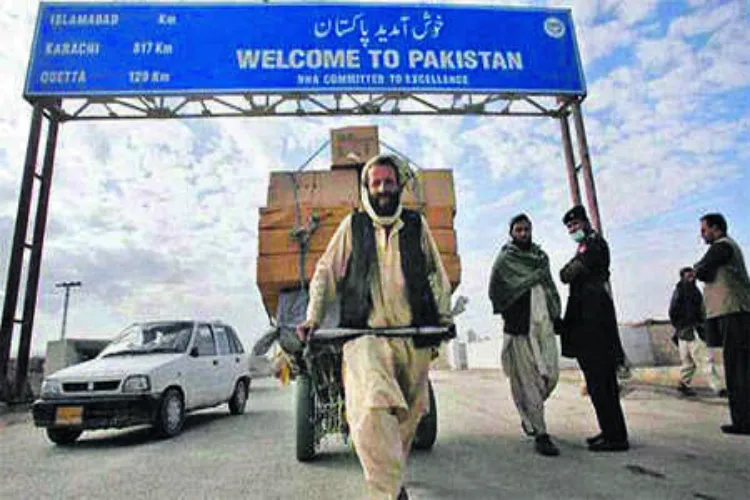 Torkham border between Pakistan and Afghanistan (file)