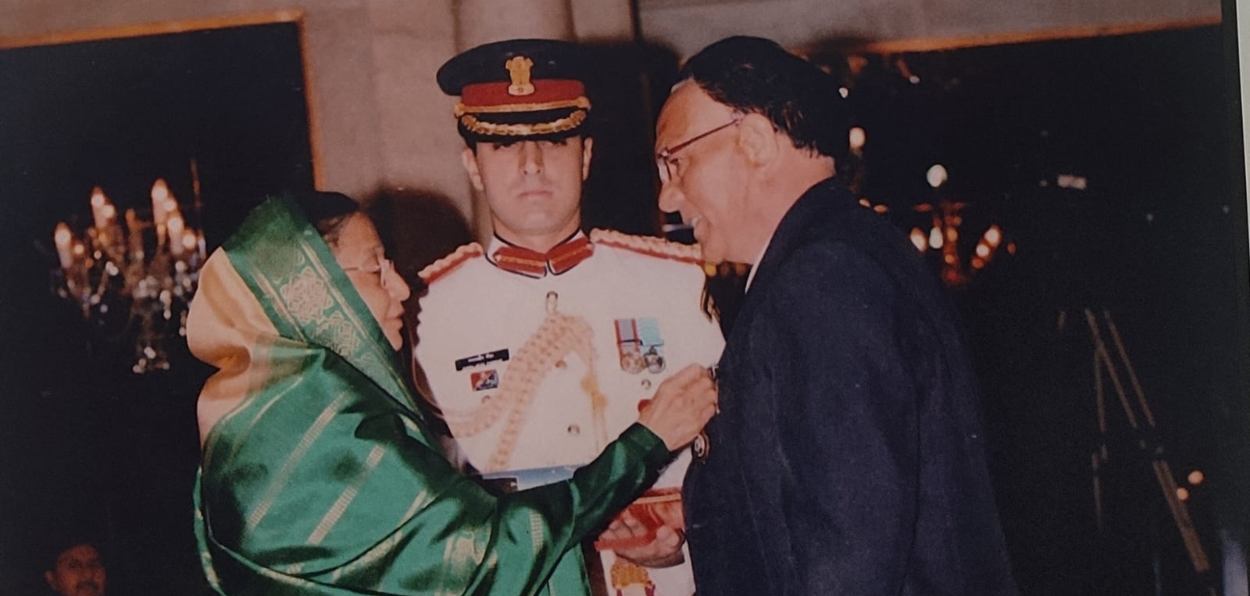 Ghulam Mohammad Mir alias Moma Kanna receiving Padma Shri from President Pratibha Patil at Rashtrapati Bhavan in 2010