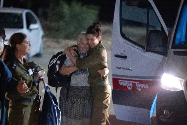 Israeli prisoners meeting members of their family after being released by Hamas