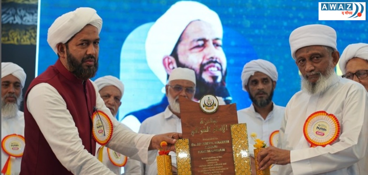 Dr. Muhammad Abdul Hakeem Azhary receiving the prestigious Imam Gazzali Award