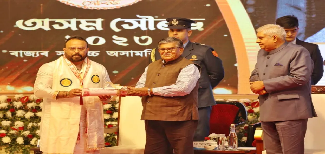 Elvis Ali Hazarika receiving Asom Saurav award