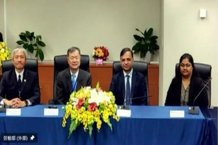 Indian and Taiwanese officials signing the MoU in Taipei 