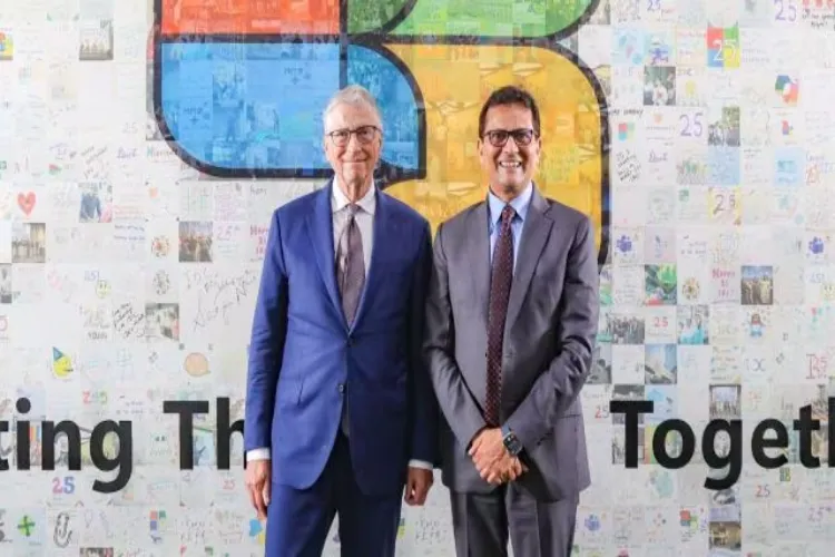 Microsoft co-founder Bill Gates with Rajiv Kumar, Managing Director, Microsoft IDC