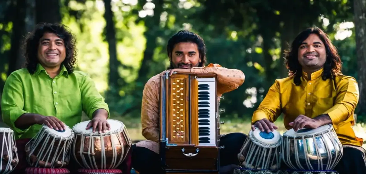 tHE hUSSAIN BROTHERS PLAYING AT A CONCERT