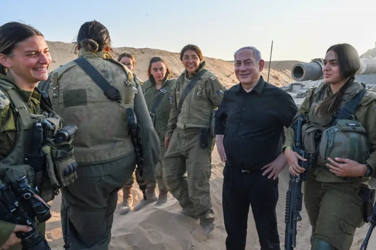 Israeli Prime Minister Benjamin Nethanyahu with soldiers