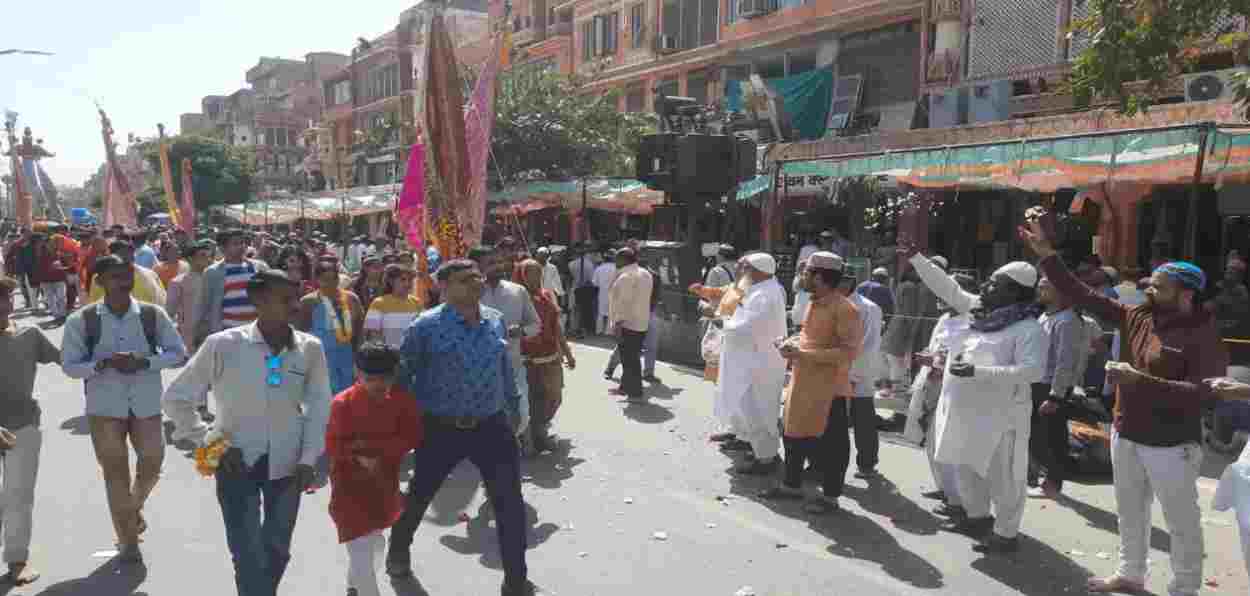 Muslims showering petals on Hindu procession in Jaipur