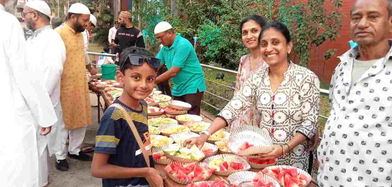 Volunteers serving food at Mahad Satyagraha venue of Chavdar Lake