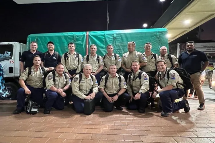 Australian recue team reaches  Papua New Guinea to held the people (X)