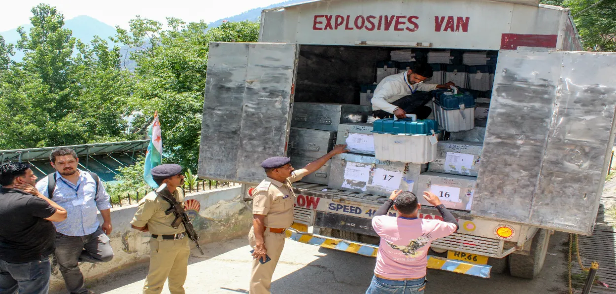 Security personnel with EVM at the counting center at Kullu, Himachal Pradesh