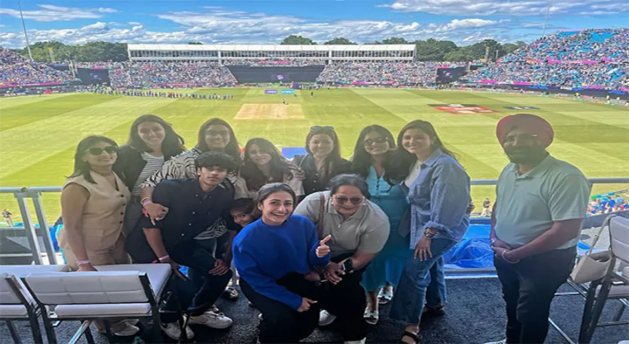 Anushka Sharma and Dhanashree Verma pose after team India's win