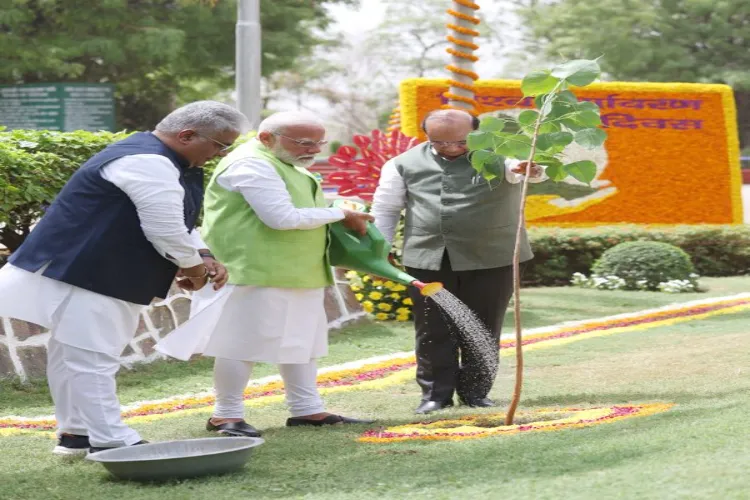  Bhupender Yadav and Delhi L-G Vinai Kumar Saxena participate in planting trees with Prime Minister Narendra Modi