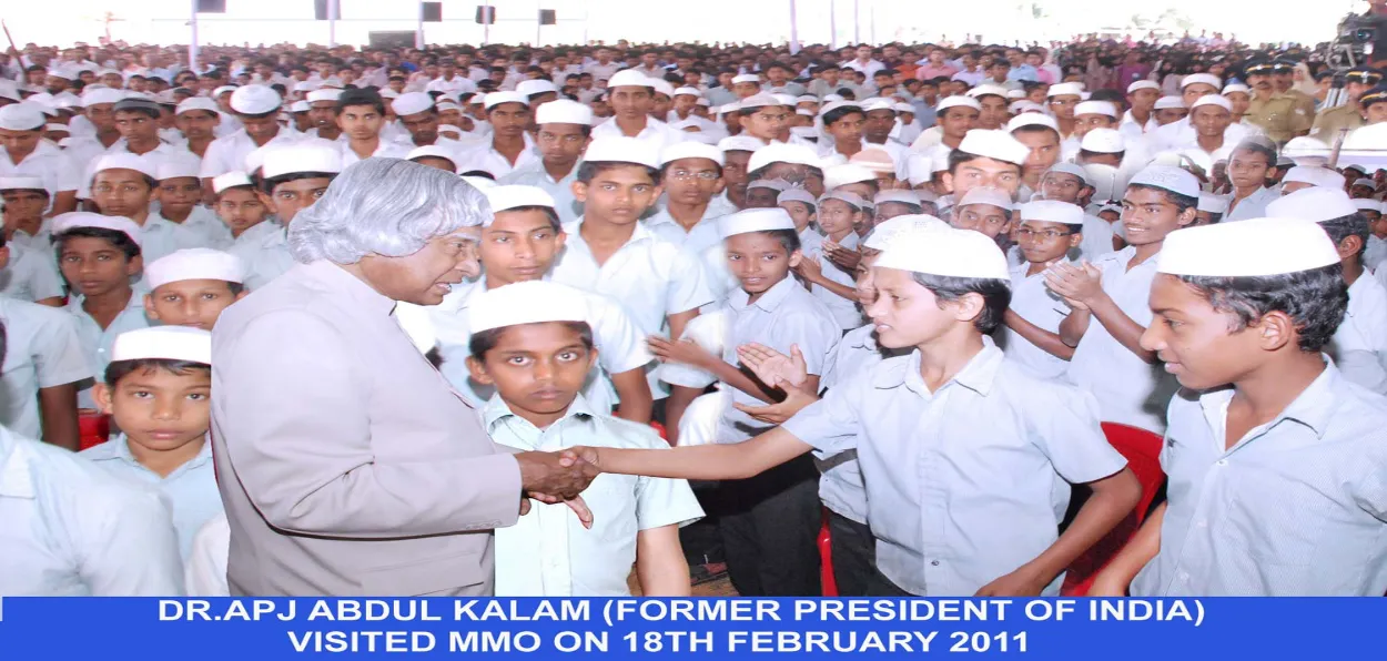 President dr APJ Abdul Kalam interacting with Mukkam Muslim Orphanage in Kozhikode, Kerala (Courtesy MMO Website) inmates of 